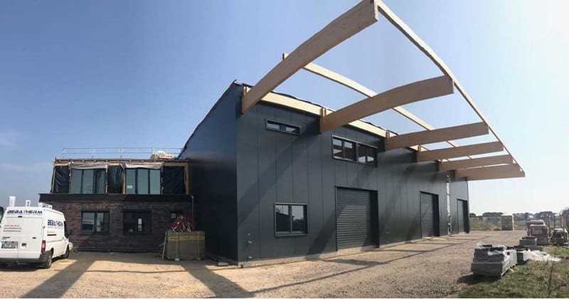 Sandwichfassade für Dachdeckereibetrieb