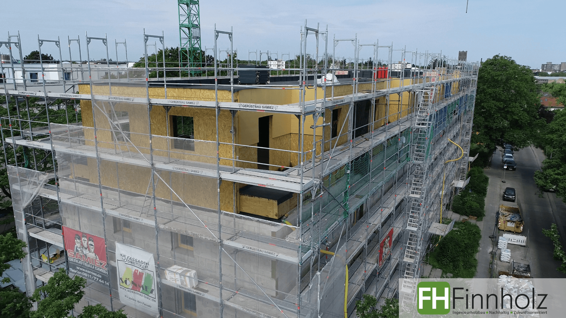 Bild von einer Baustelle in der Rixdorferstrasse in Berlin, wo ein Aufstockungsvorhaben realisiert wird.