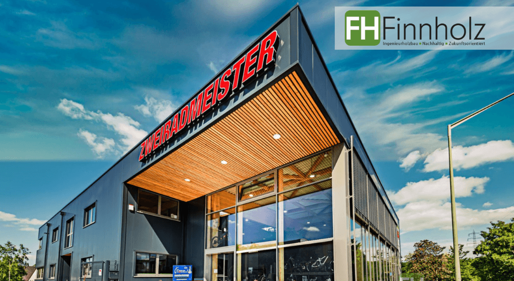 Gewerbehalle aus Holz Eine Gewerbehalle aus Holz mit dunkelgrauer Fassade.