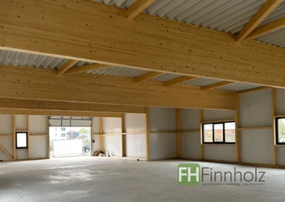 Gewerbehalle in Heidelberg - Bild 2: Das Bild zeigt eine Innenaufnahme der Holzhalle. Die tragende Holzkonstruktion ist gut erkennbar.