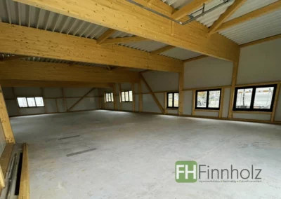 Gewerbehalle in Heidelberg - Bild 3: Das Bild zeigt erneut eine Innenaufnahme der Holzhalle. Die tragende Holzkonstruktion ist auch aus dieser Perspektive sehr gut erkennbar.