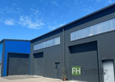 Bestandserweiterung in Wörth am Rhein - Bild 1: Das Bild zeigt den neuen Hallenbau (in blauer Farbe).