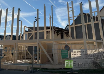 Wohnungsbau in Frankfurt am Main - Bild 4: Dieses Bild zeigt ebenfalls die frühe Bauphase - diesmal aus einem anderen Winkel. Die Holzkonstruktion zeichnet sich wunderbar vor den angrenzenden Gebäuden ab.