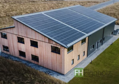 Luftaufnahme der Fertigungshalle mit Büro in Soest mit Photovoltaikanlage auf dem Dach.