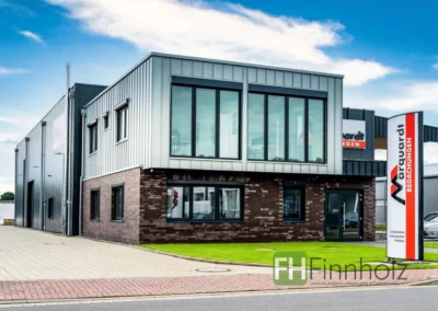 Büro- und Verwaltungsbereich der Gewerbehalle in Tostedt mit Klinker- und Stehfalzfassade.