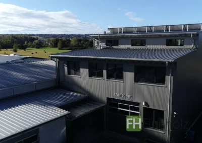 Vorderansicht der Gewerbehalle mit Wohnung in Konstanz mit Lager, Werkstatt und Wohnbereich.