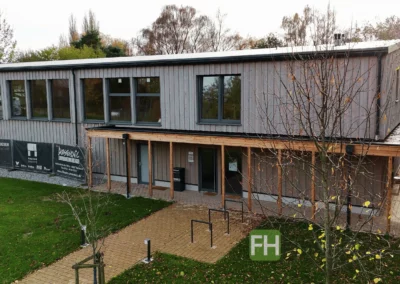 Zweites Bild der Kinder- und Jugendhalle in Dortmund mit Fokus auf den Eingangsbereich.