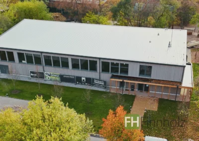Drittes Bild der Kinder- und Jugendhalle in Dortmund aus der Vogelperspektive mit Blick auf die bewaldete Umgebung.