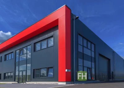 Produk­ti­ons­halle mit Büro in&nbsp;Lage