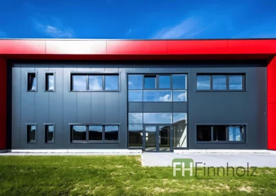 Frontansicht der Produktionshalle mit Büro in Lage in Holzrahmenbauweise.