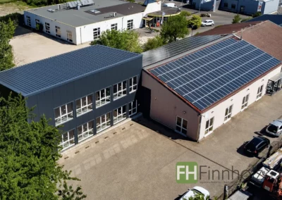 Fitnessstudio in Holzbauweise in Wegberg mit zweigeschossigem Anbau am Bestandsgebäude.