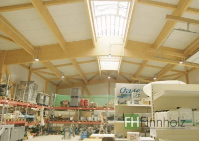 Innenansicht der Gewerbehalle mit Büro in Gütersloh mit sichtbarer Holzkonstruktion.