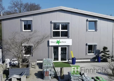 Frontansicht der Gewerbehalle mit Büro in Gütersloh mit zweigeschossigem Bürobereich von FH Finnholz.