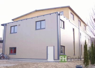 Außenansicht der dreigeschossigen Industriehalle mit Wohnung in Bodman-Ludwigshafen.