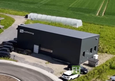 Luftaufnahme der Fertigungshalle in Holzbauweise in Havixbeck.
