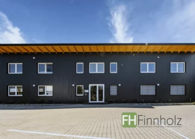 Frontansicht des zweigeschossigen Bürogebäudes in Holzrahmenbauweise in Münster.